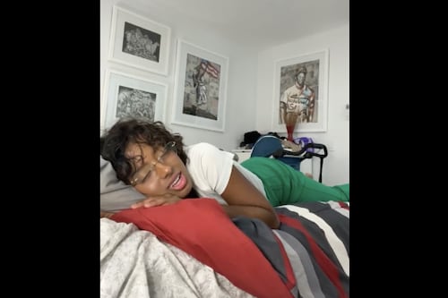¡La influencer durmiente! Lisha se tira un “live” para que vean cómo duerme 