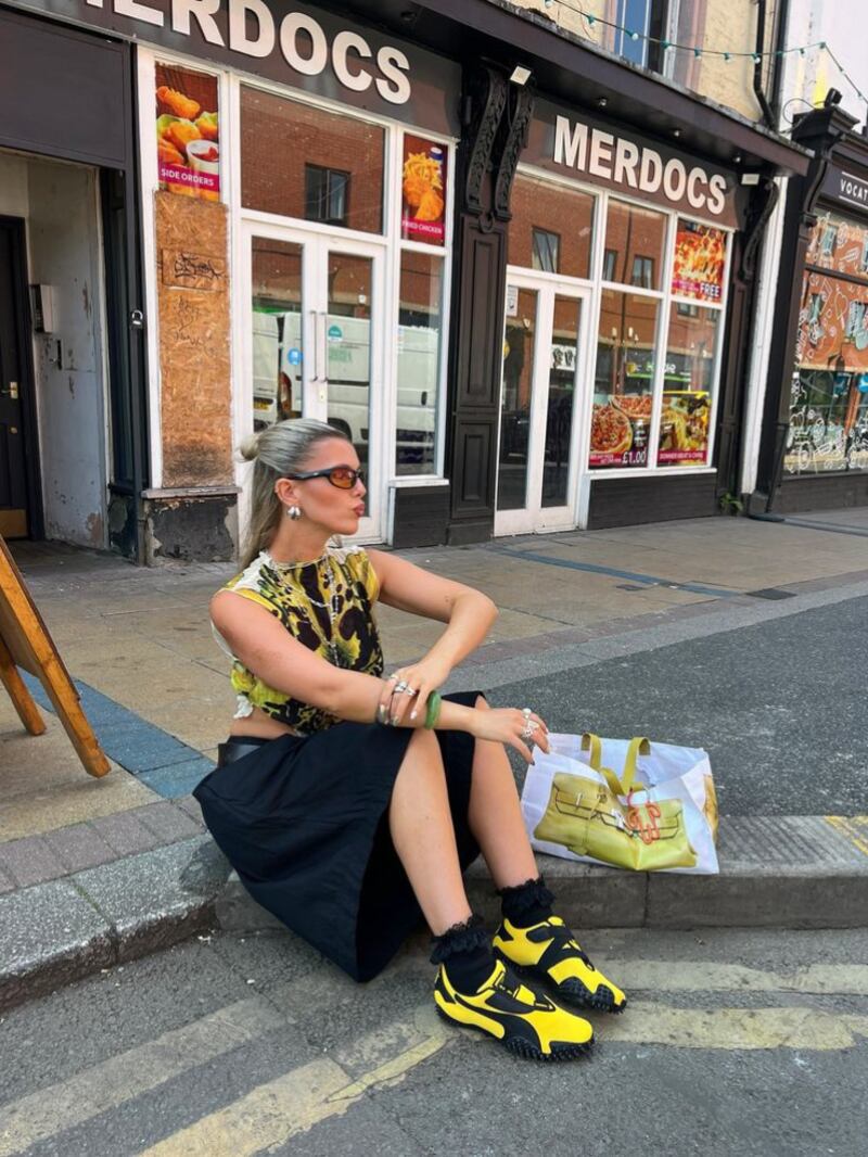 Tenis de suela dentada