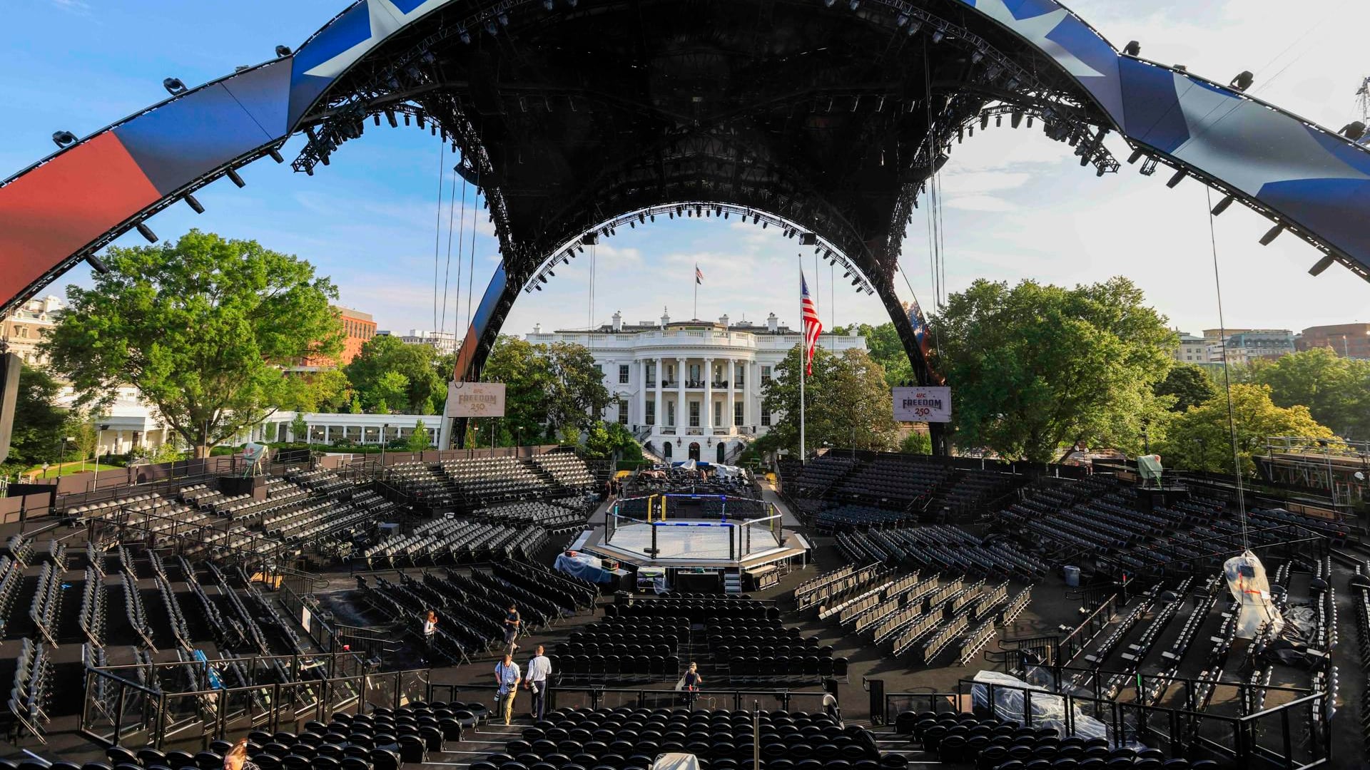 Vista del ring conocido como La Garra este instalado en el jardín de la Casa Blanca, donde se disputará el domingo una velada inédita de combates de artes marciales mixtas (MMA), con motivo del 80 cumpleaños del presidente estadounidense, Donald Trump. EFE/EPA/SHAWN THEW