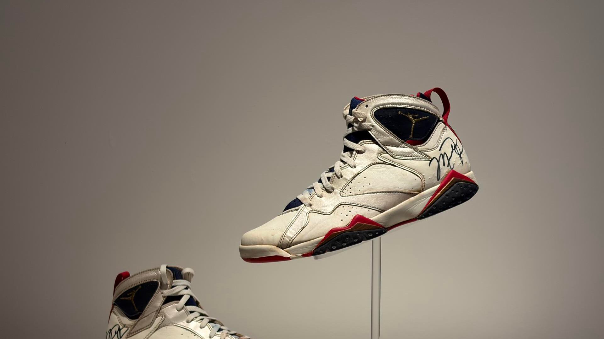 Fotografía que muestra unas zapatillas usadas y firmadas por exbasquetbolista Michael Jordan que forman parte de la colección del exbasquetbolista Scottie Pippen en Nueva York (Estados Unidos). EFE/Jan Téllez Asensio