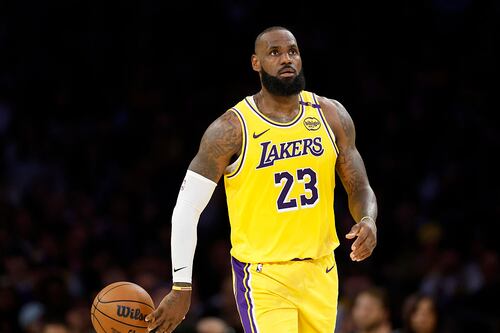 LeBron James deja en duda su futuro en la NBA luego de dolorosa eliminación en los playoffs ante Minnesota