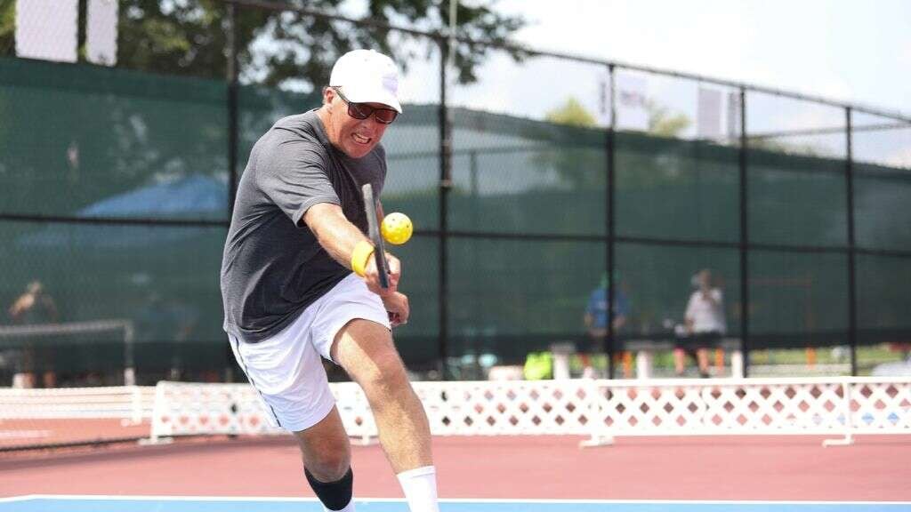 Las personas de todas las edades pueden jugar Pickleball.
