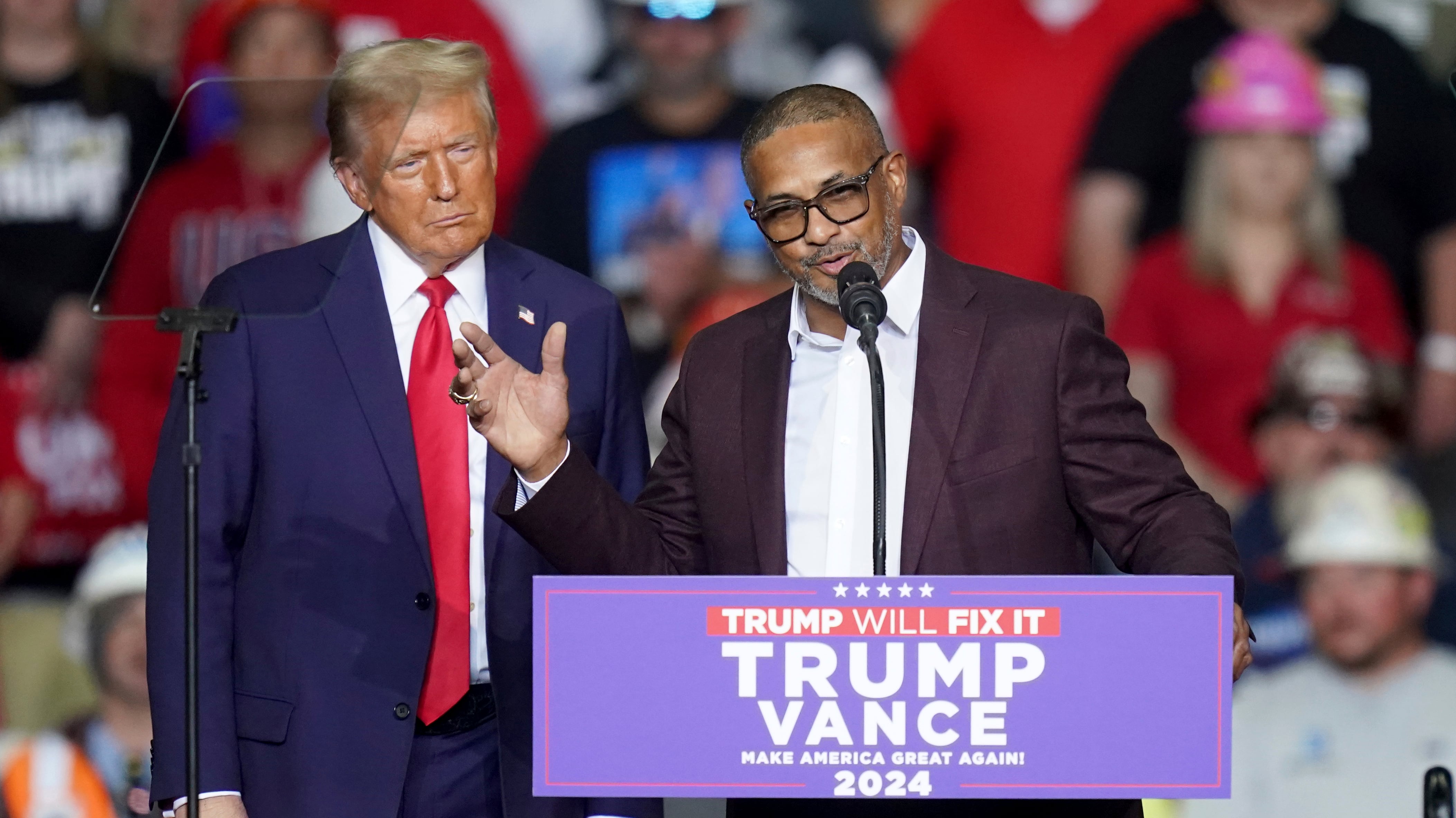 El candidato presidencial republicano Donald Trump escucha a Roberto Clemente Jr. hablar en un acto de campaña en el PPG Paints Arena, el lunes 4 de noviembre de 2024, en Pittsburgh. (Foto AP/Matt Freed)