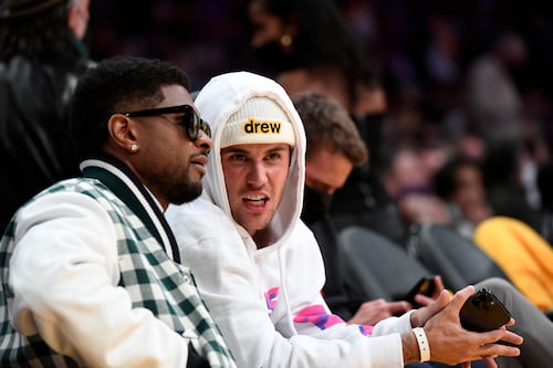 ¿Ruptura definitiva? Justin Bieber y Usher habrían protagonizado tenso altercado en el ‘after party’ de los Oscar