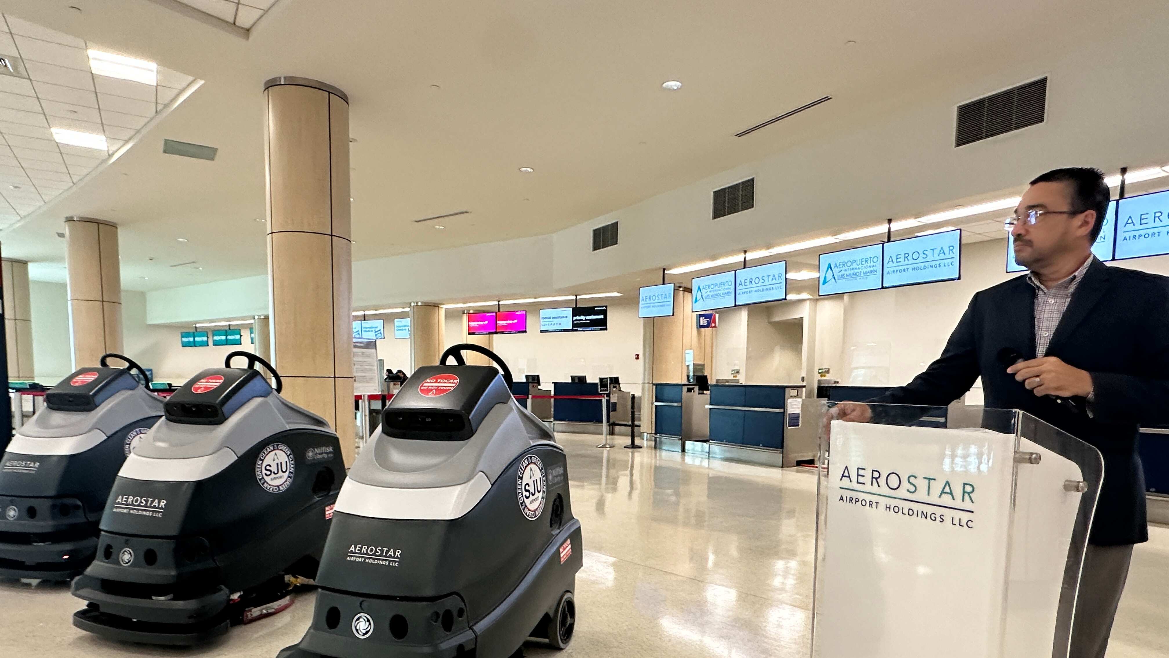 Tres robots complementarán la limpieza en el aeropuerto.