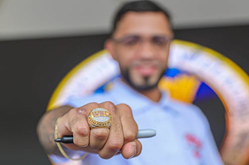 Villalba celebra a su campeón: Oscar Collazo recibe sortija de la OMB tras histórica quinta defensa