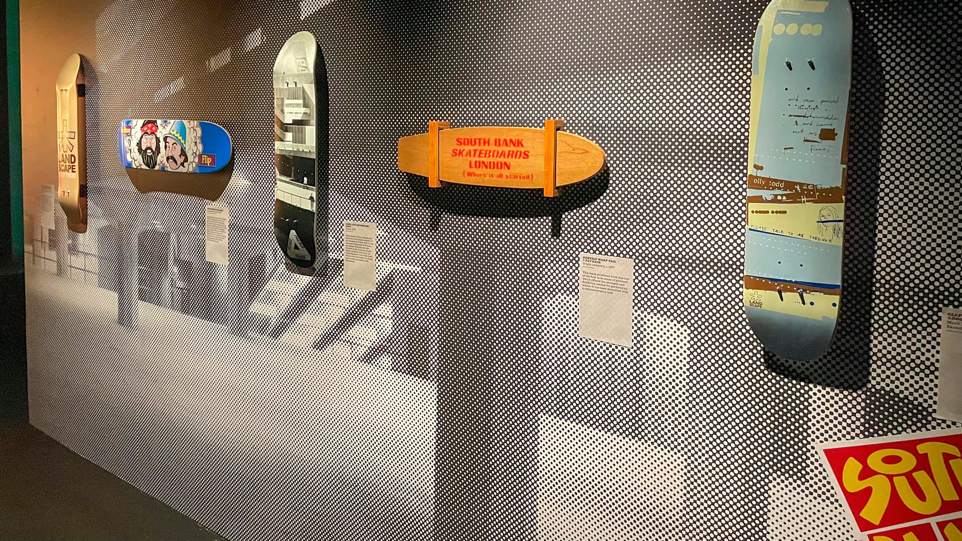Vista de la exposición multimedia Skate 50 donde se conmemoran los 50 años del Skatepark de Southbank, narrando la historia de este emblemático espacio para el skateboarding y las comunidades que ha impulsado durante el último medio siglo, este lunes en el Southbank Centre de Londres. EFE/ Luis Campello