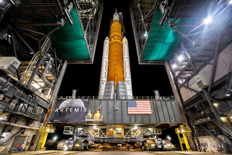 Foto de la NASA con el megacohete SLS de Artemis sobre el Crawler-Transporter 2.