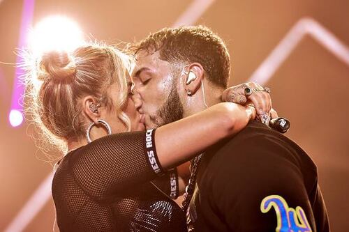 Anuel AA besa almohada con cara de Karol G