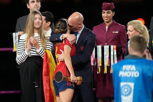 Presidente de Federación Española de fútbol dice beso a jugadora fue consentido