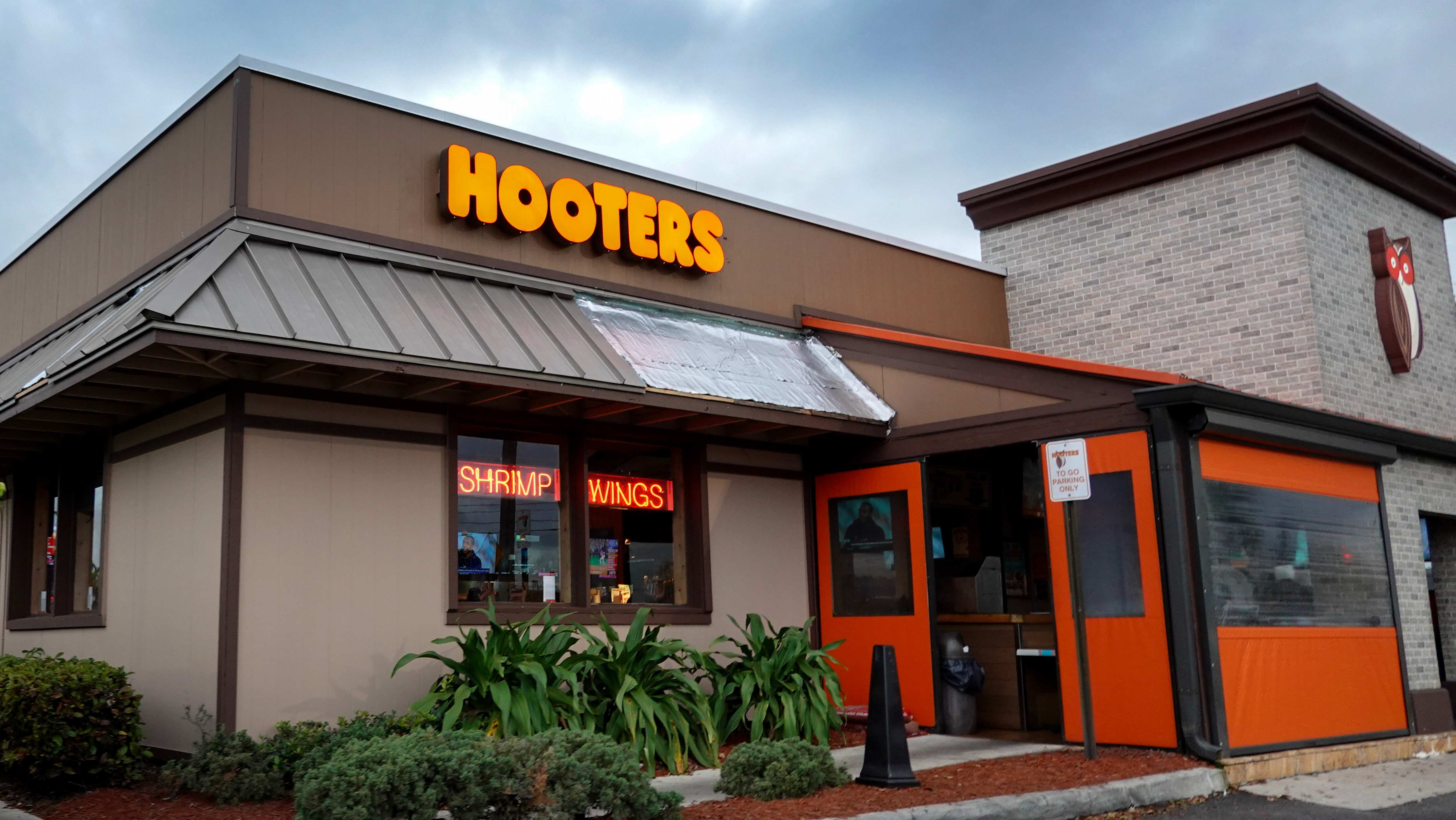 PEMBROKE PINES, FLORIDA - 24 DE FEBRERO: Un restaurante Hooters se ve el 24 de febrero de 2025 en Pembroke Pines, Florida. Según informes, Hooters of America está trabajando con sus acreedores en un plan para reestructurar el negocio mediante un proceso de quiebra. (Foto de Joe Raedle/Getty Images)