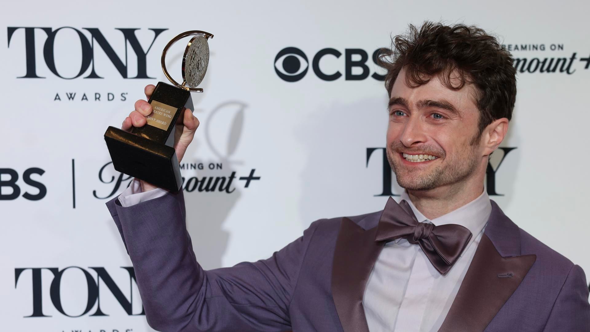 - Fotografía de archivo del 16 de junio de 2024 del actor Daniel Radcliffe posando en la sala de prensa de la 77ª edición de los Premios Tony en el Teatro David H. Koch del Lincoln Center en Nueva York (EE.UU.). Radcliffe, conocido por su icónico papel en la saga cinematográfica de Harry Potter, fue nominado este martes a los Premios Tony en la categoría de Mejor Actor Protagonista en una Obra de Teatro por su trabajo en 'Every Brilliant Thing' ('Las cosas extraordinarias'). EFE/EPA/SARAH YENESEL/ARCHIVO