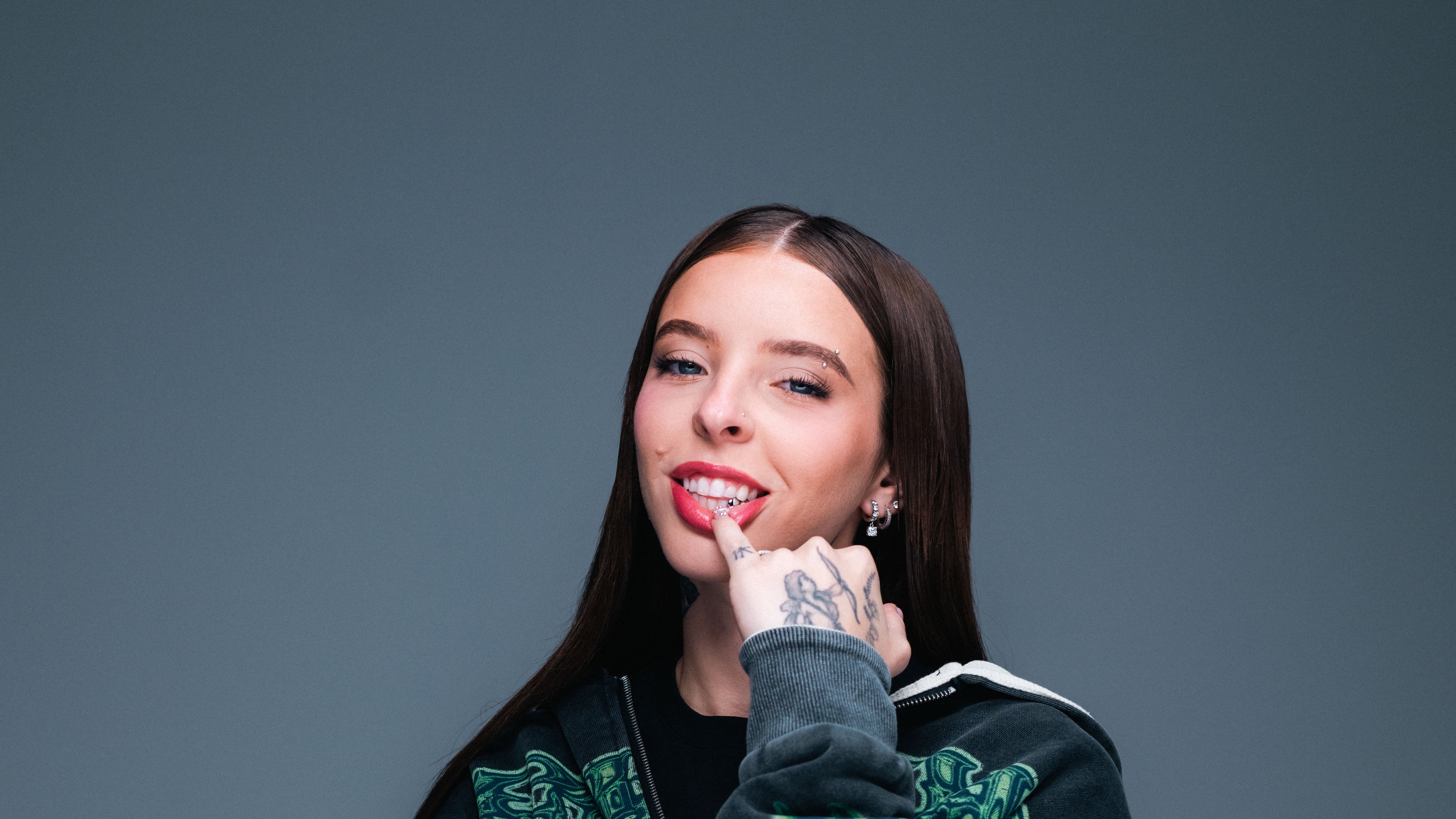 Young Miko demuestra su crecimiento como artista con “WASSUP”