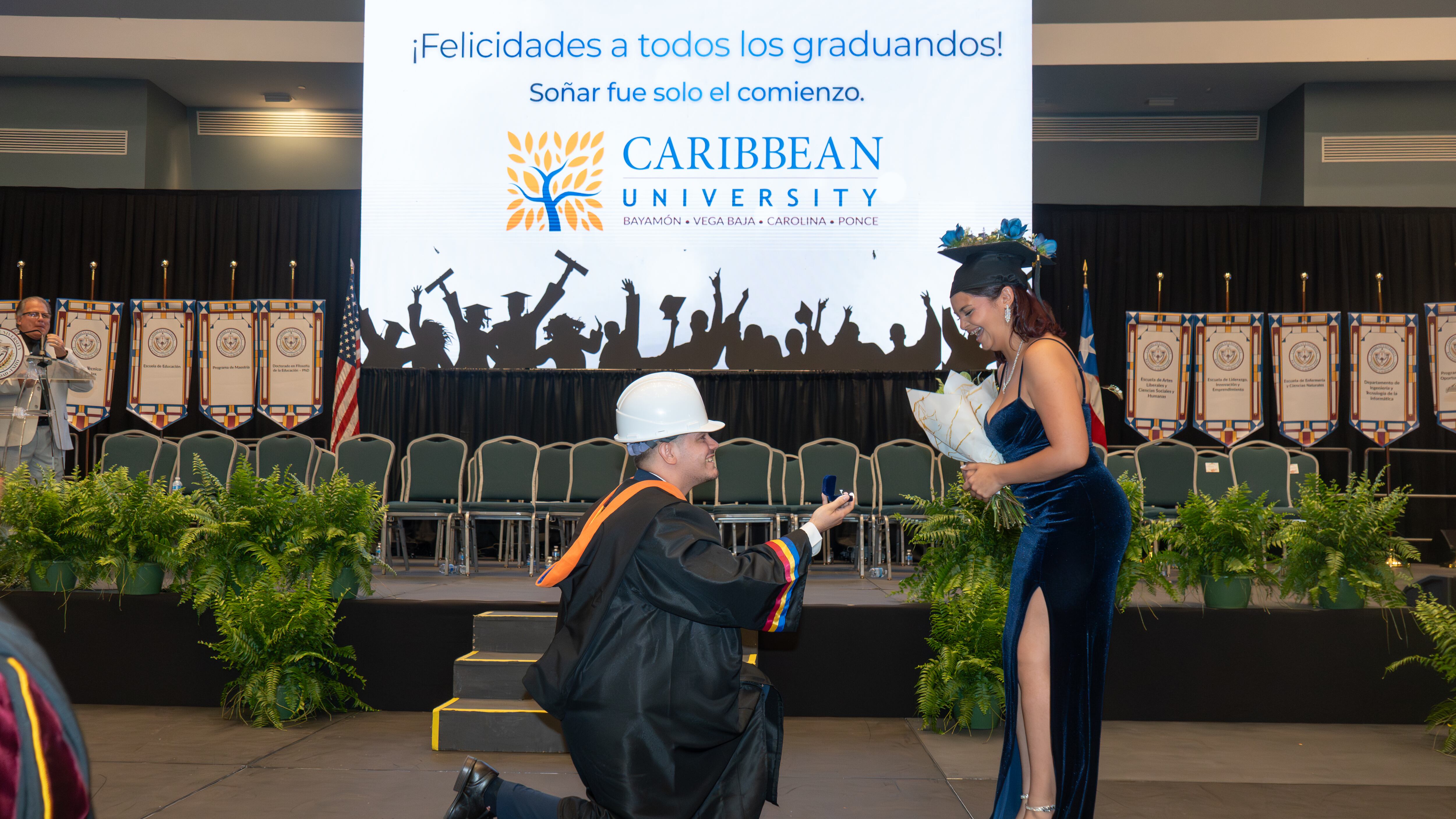 Estudiantes se comprometen en plena graduación
