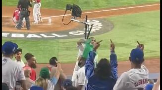 Un fanático le lanzó una lata de cerveza.