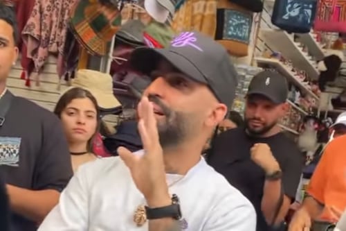 Simpatía abstracta de Arcángel molesta a fanáticos en Perú