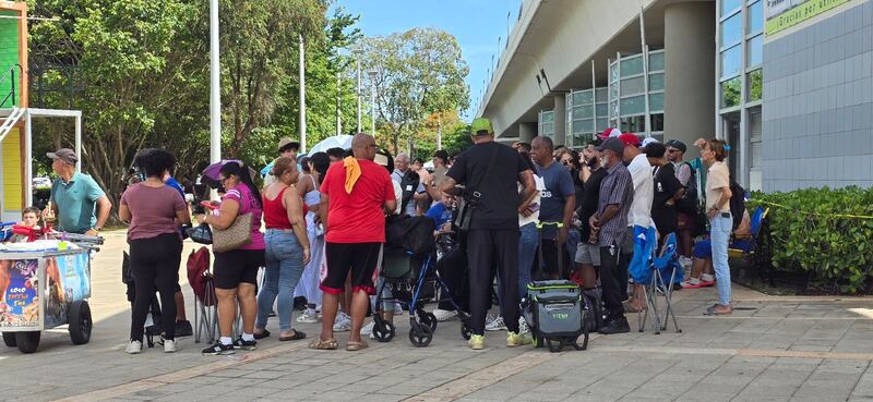 San Juan, PR. Fanáticos del artistas puertorriqueño Bad Bunny llegan hasta la boletería del Coliseo de Puerto Rico para conseguir boletos para la residencia. 27 de agosto de 2025.