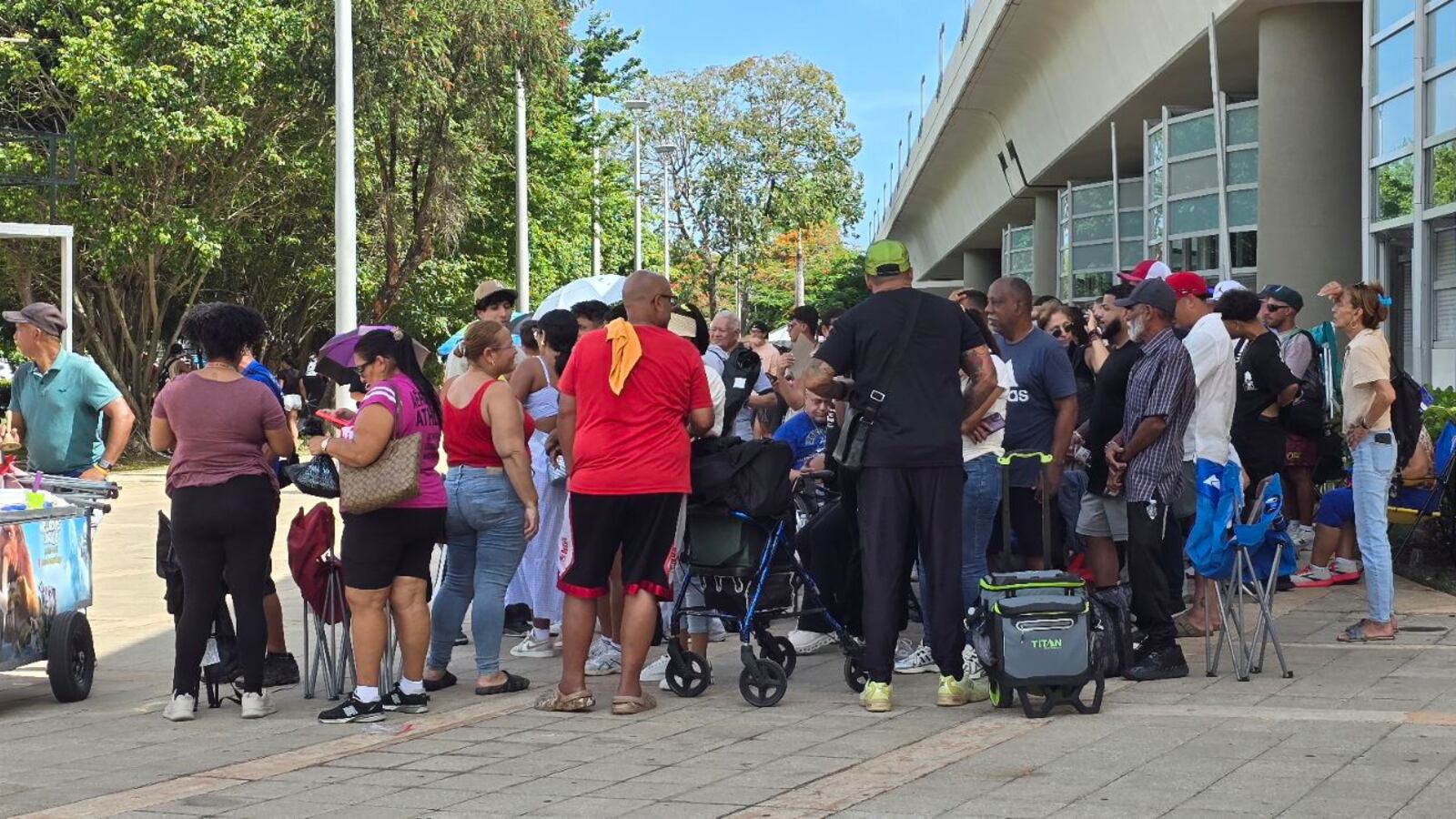 San Juan, PR. Fanáticos del artistas puertorriqueño Bad Bunny llegan hasta la boletería del Coliseo de Puerto Rico para conseguir boletos para la residencia. 27 de agosto de 2025.