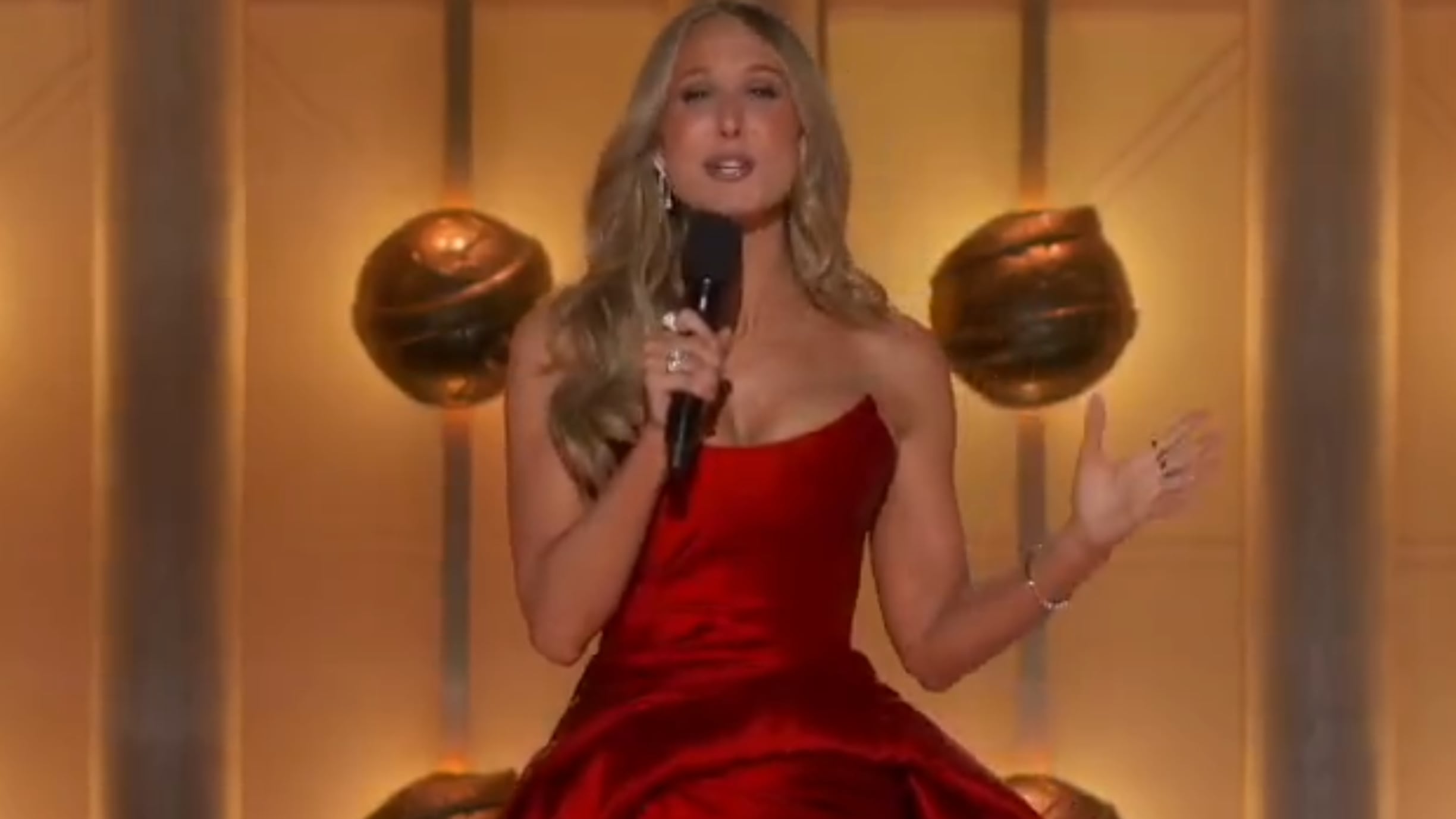 Nikki Glaser desata polémica en los Globos de Oro con chistes contra CBS News y Leonardo DiCaprio