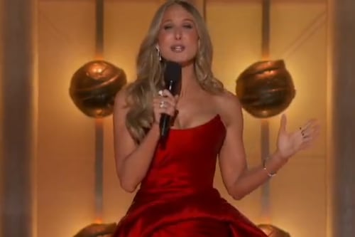 Nikki Glaser incendia los Globos de Oro con chistes sin filtro y Leo DiCaprio no sabe dónde meterse