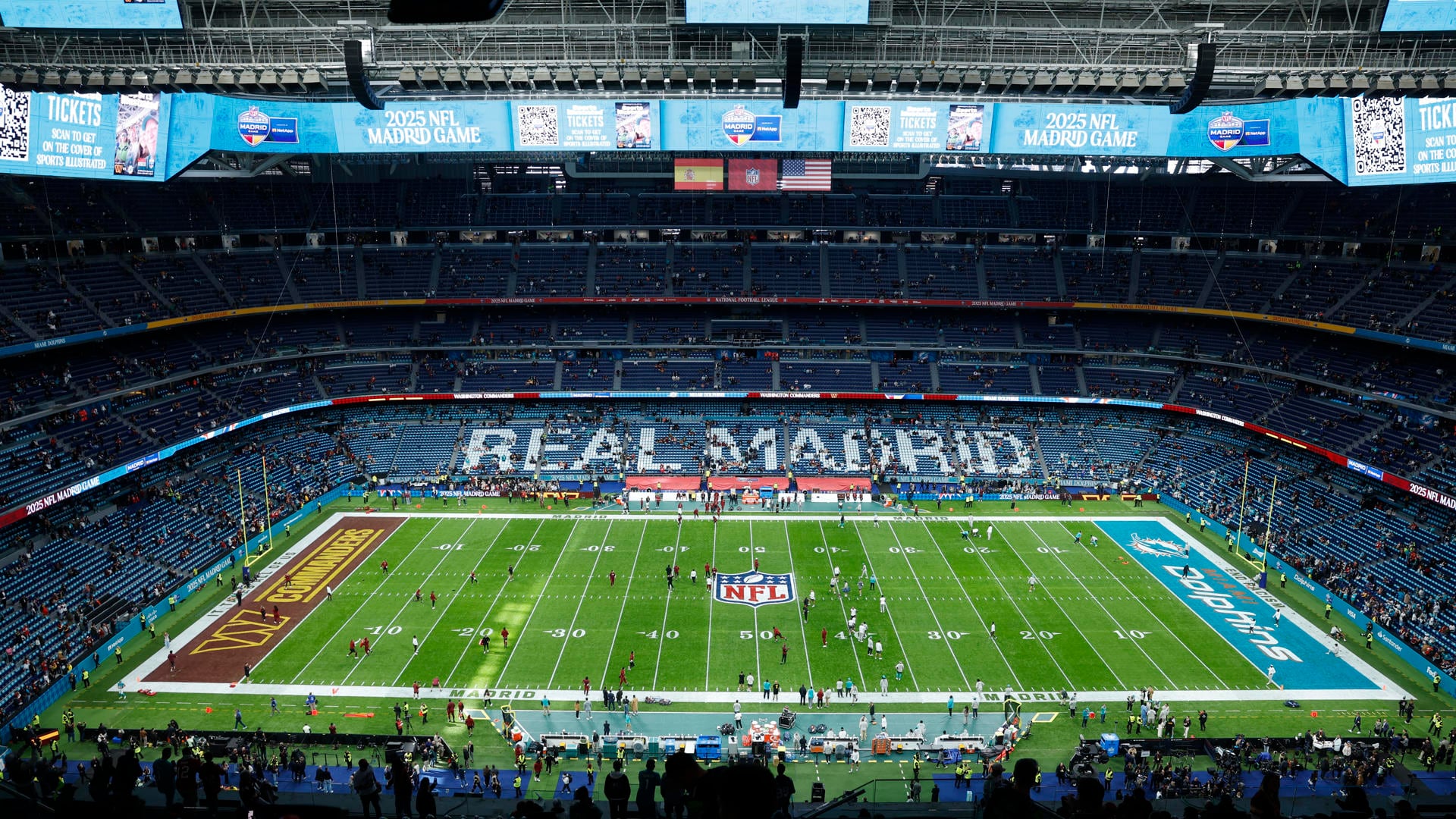 Vista general del interior del Estadio Santiago Bernabéu antes de acoger esta tarde el partido de liga regular de la Liga de Fútbol Americano (NFL) disputado entre los equipos Miami Dolphins (d) y Washington Commanders. EFE/JuanJo Martín