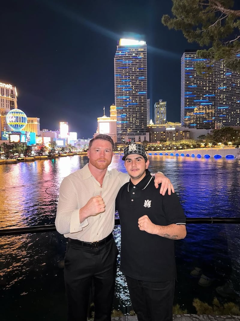 Saúl 'Canelo' Álvarez junto a Jaziel Avilez