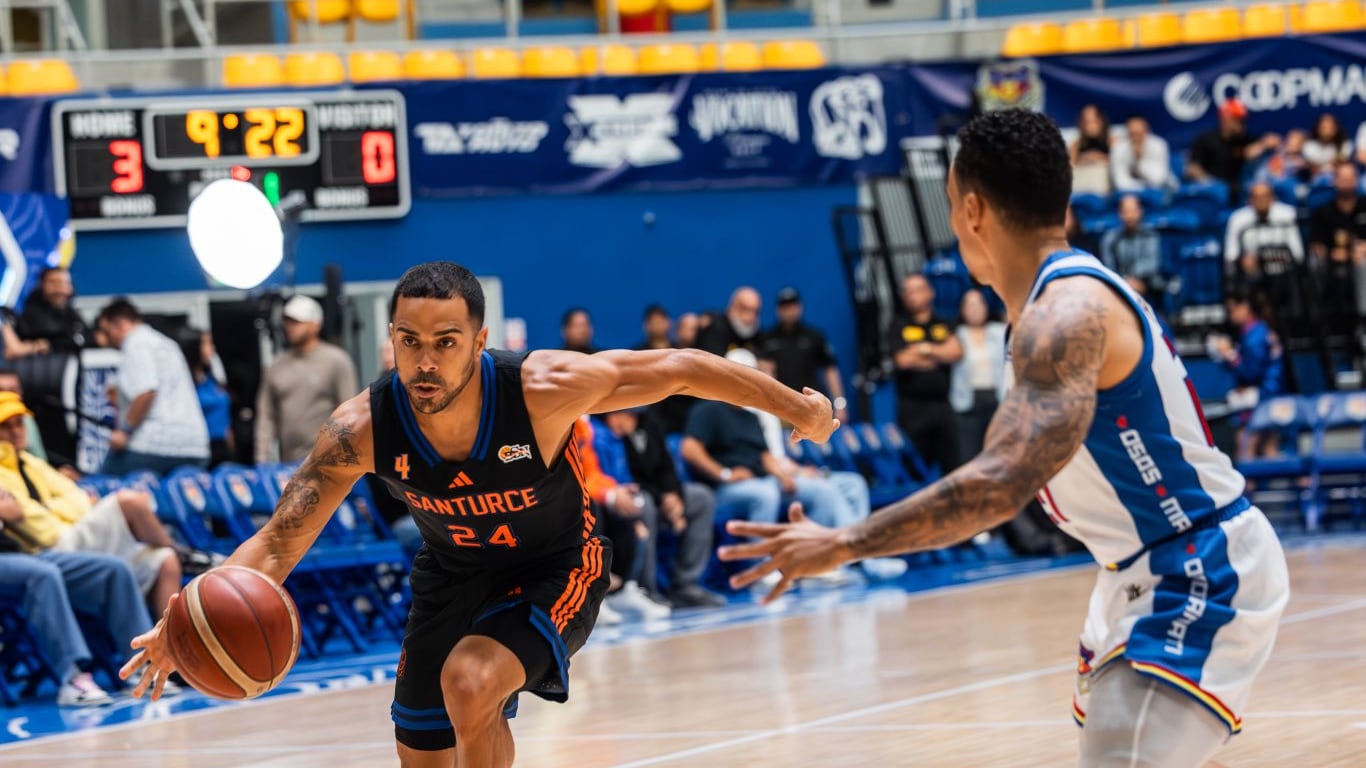 El armador Ángel Rodríguez de los Cangrejeros de Santurce en el partido ante los Osos de Manatí.