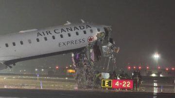 Avión de Air Canada se estrella en plena pista