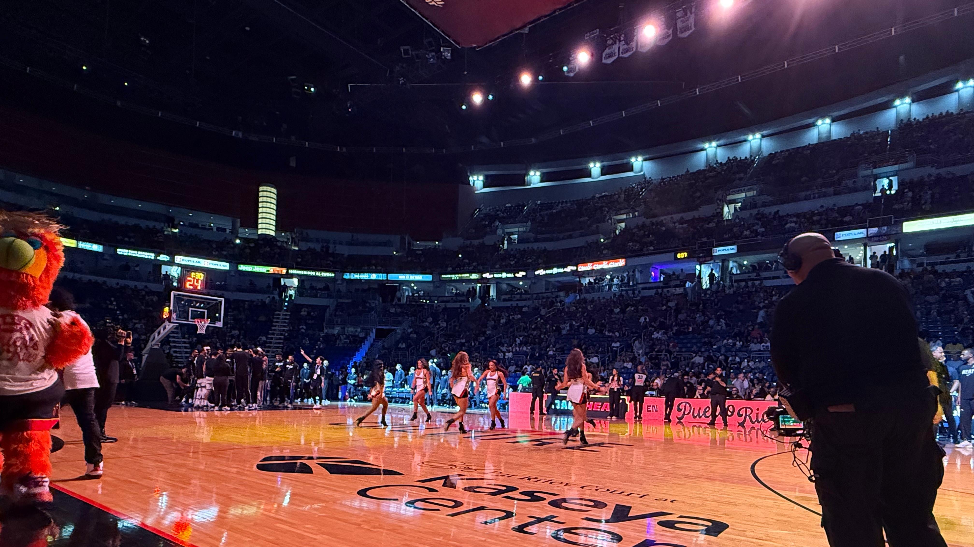 El partido entre los Miami Heat y Orlando Magic en el Coliseo de Puerto Rico.