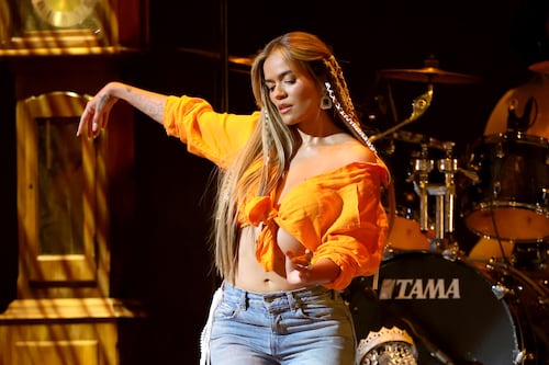 Karol G brilla en los Latin Grammys con dos premios y una emotiva presentación junto a Marco Antonio Solís