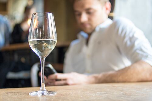 Una cita con mujeres de Tinder casi le cuesta la vida, terminó robado, golpeado y drogado