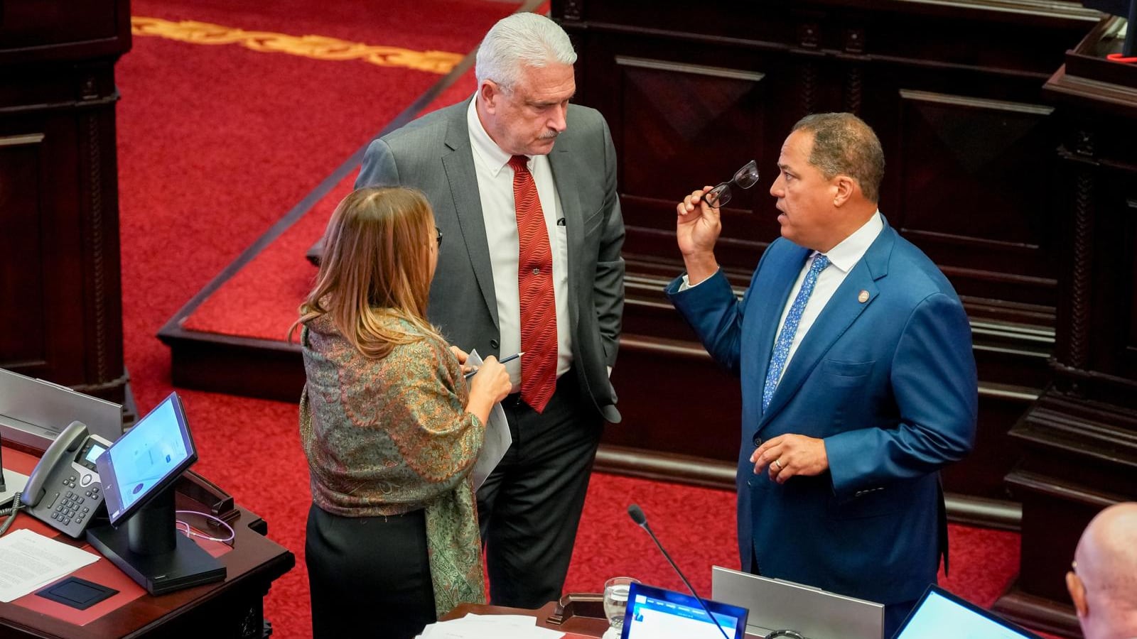 El Senado de Puerto Rico aprobó este lunes la celebración de una Comisión Total Especial para investigar las interrupciones recurrentes en el servicio de agua potable que han afectado a San Juan y comunidades aledañas, una pesquisa que incluirá la comparecencia del presidente ejecutivo de la Autoridad de Acueductos y Alcantarillados (AAA), Luis Reinaldo González Delgado.