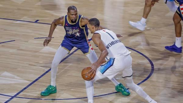 Fotografía del 15 de febrero de 2026 en la que se observa a Victor Wembanyama (d), del Equipo Mundo, en acción contra de Kevin Durant (i), del Team USA Stripes, durante el Partido de las Estrellas de la NBA en el Intuit Dome en Inglewood, California (EE.UU.). EFE/CHRIS TORRES