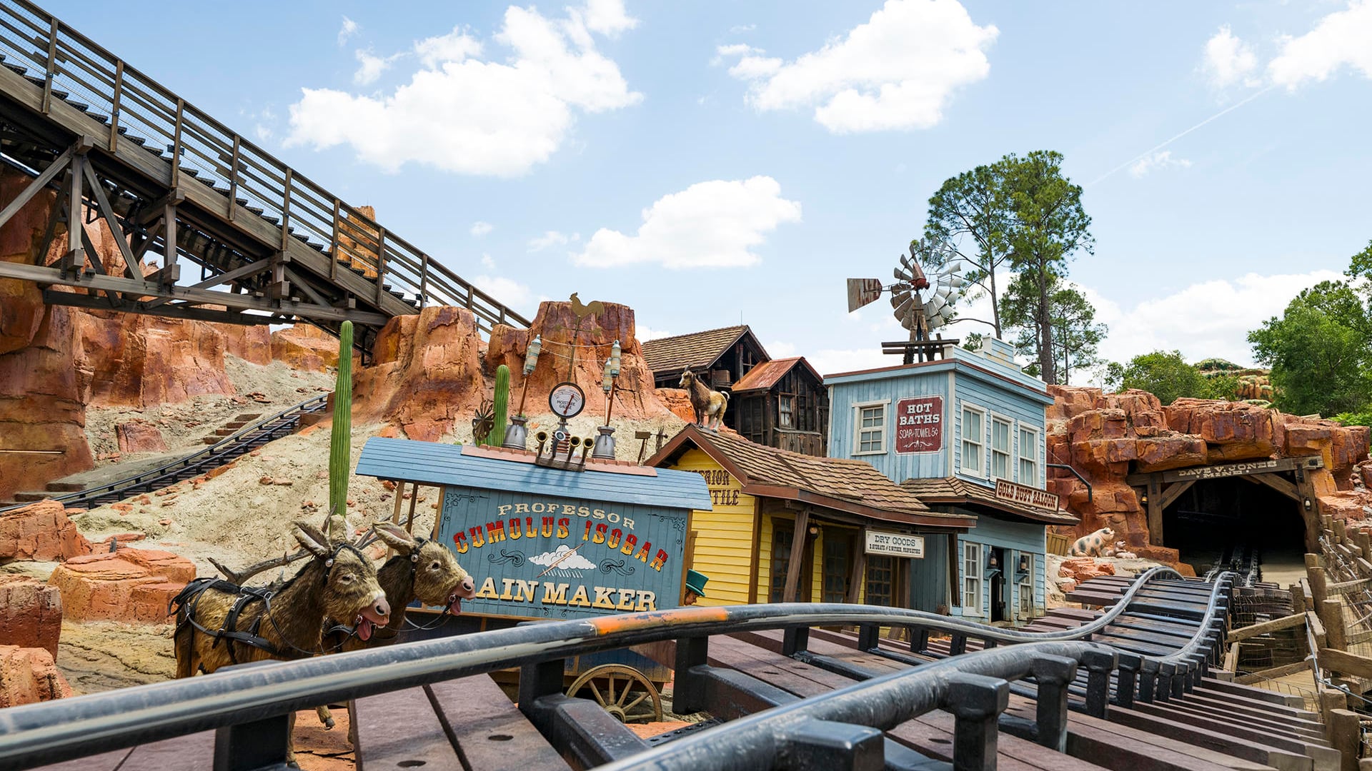 Fotografía cedida por Disney que muestra la atracción Big Thunder Mountain, una especie de mina ubicada en Frontierland dentro de Magic Kingdom. EFE/ Abigail Nilsson