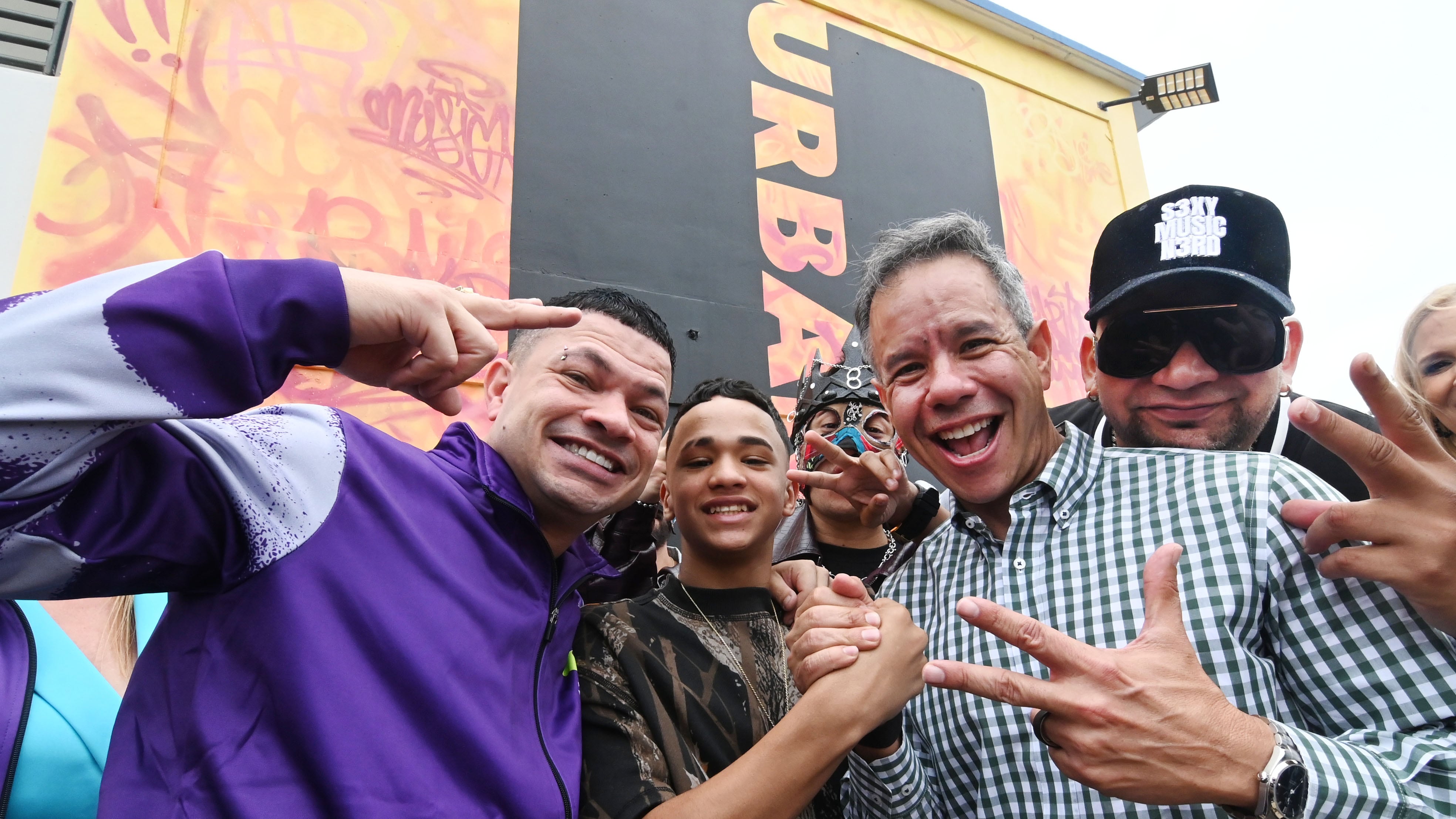 El alcalde de San Juan, Miguel Romero , junto a varios exponentes urbanos, inauguran la Escuela de Música Urbana.