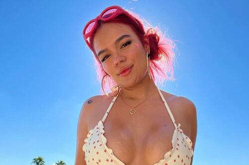 Karol G se burla de ella misma por su forma de hablar en inglés paisa y causa risas en sus seguidores