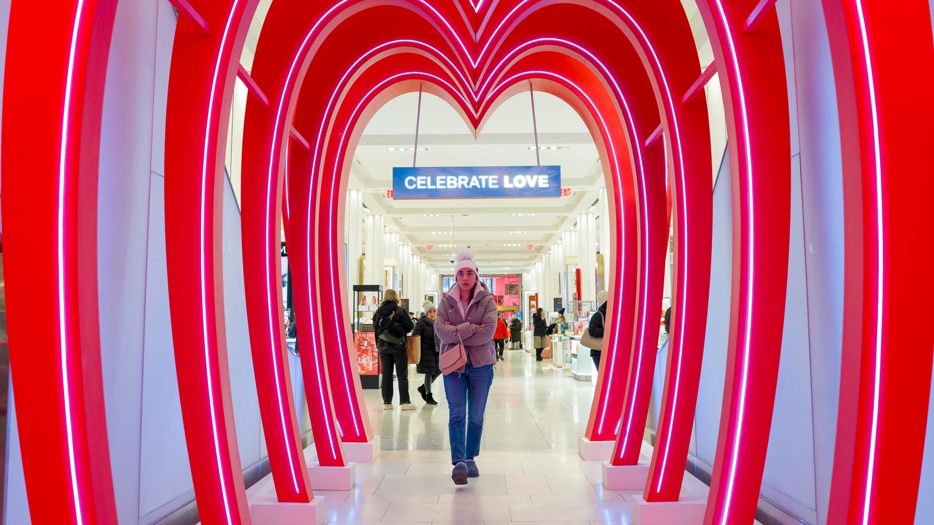 Una persona camina por una tienda decorada por el Día de San Valentín este viernes, en Nueva York (EE.UU.). EFE/ Ángel Colmenares
