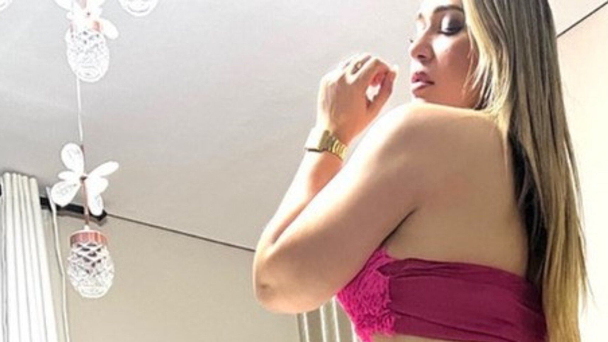Maestra colombiana es despedida por fotos "inapropiadas" en las redes sociales.