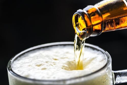 Un estudio determina dónde se mantiene mejor el frío y sabor de la cerveza ¿Botellas o latas?