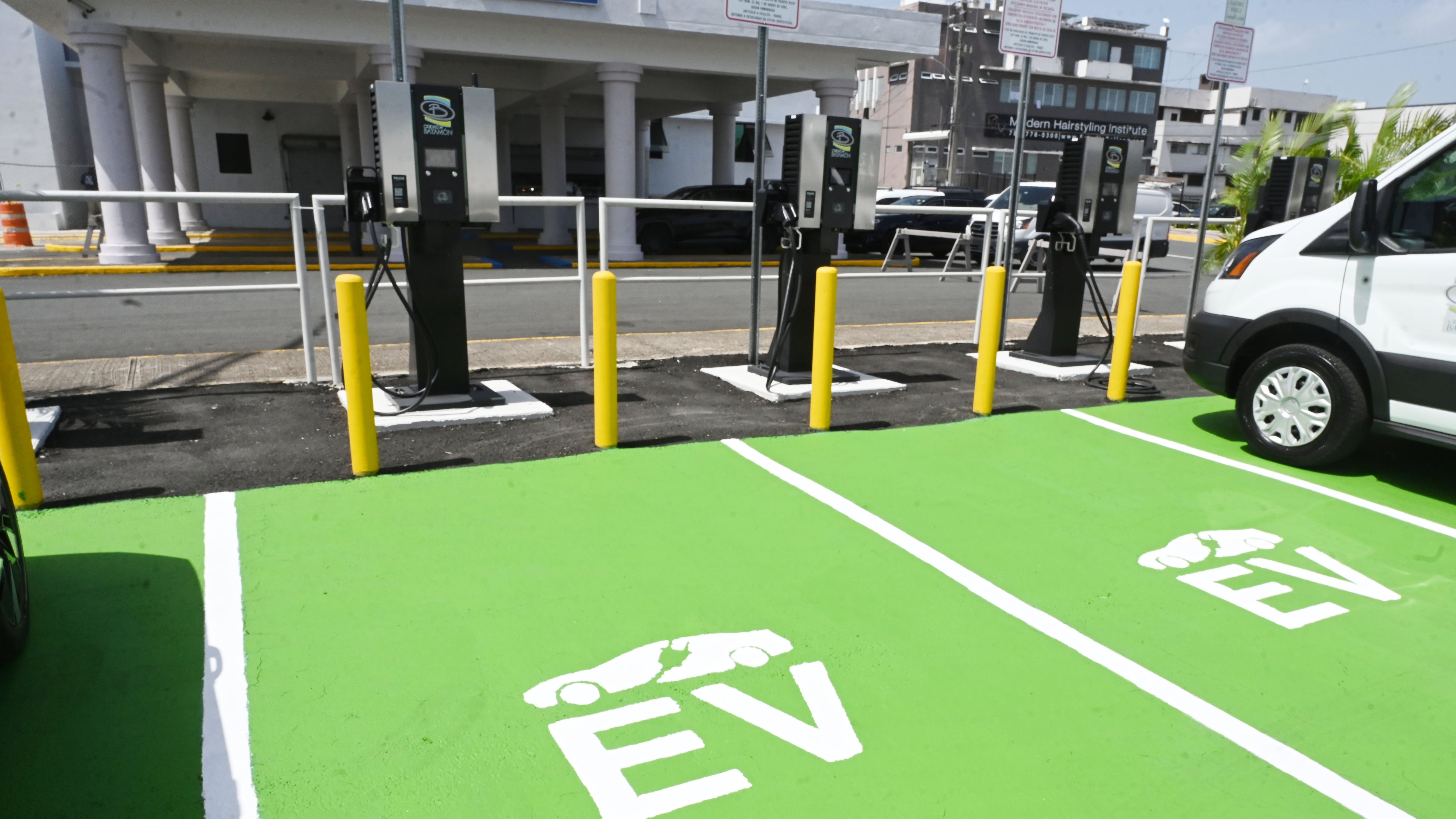 El alcalde de Bayamón, Ramón Luis Rivera,. Nueva estación de recarga eléctrica