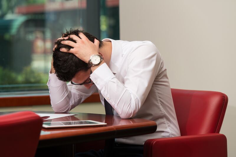 El burnout provoca estrés crónico por trabajo; causa cansancio, agotamiento emocional y pérdida de productividad.
