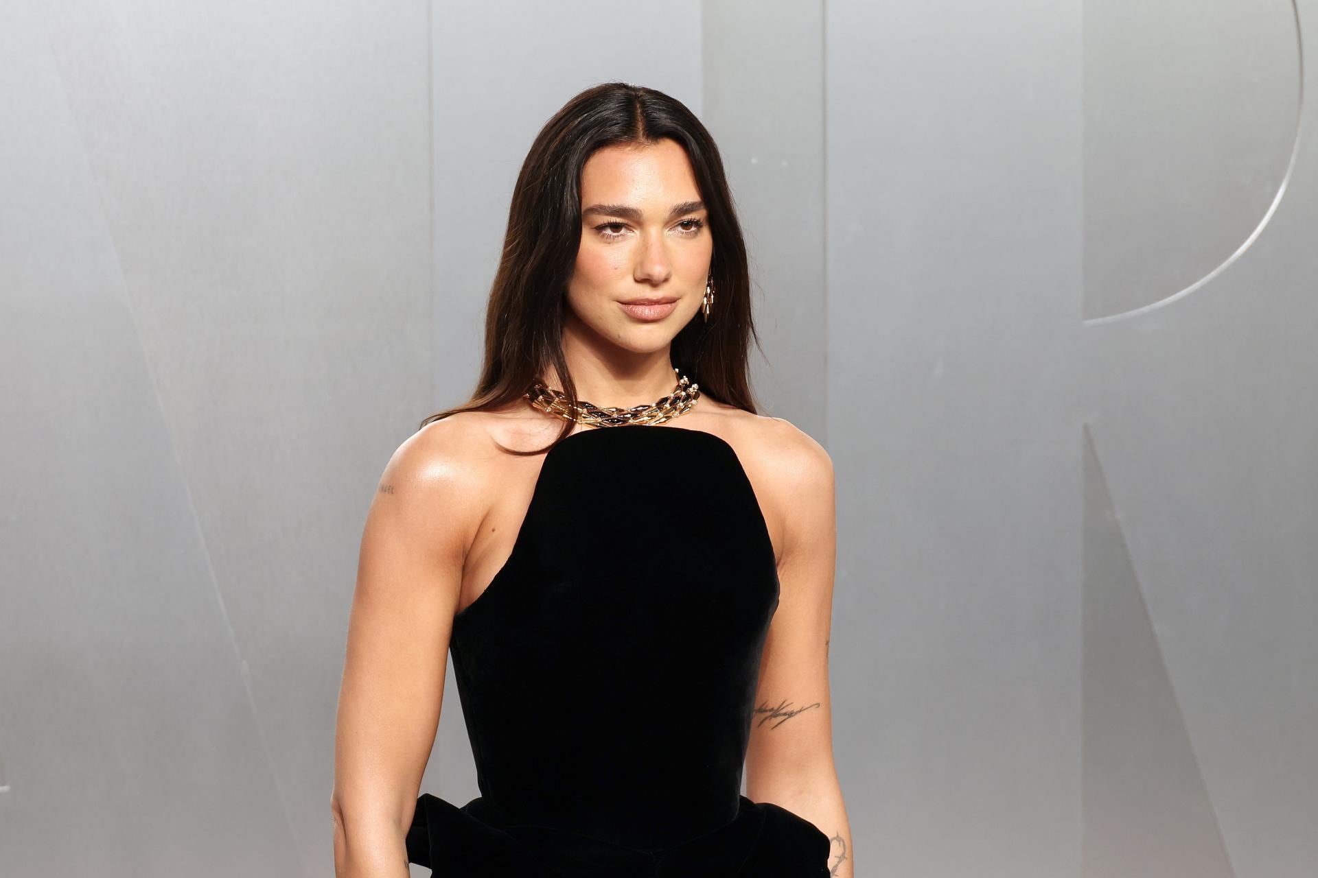 Dua Lipa demanda a Samsung por poner su cara en cajas de televisores