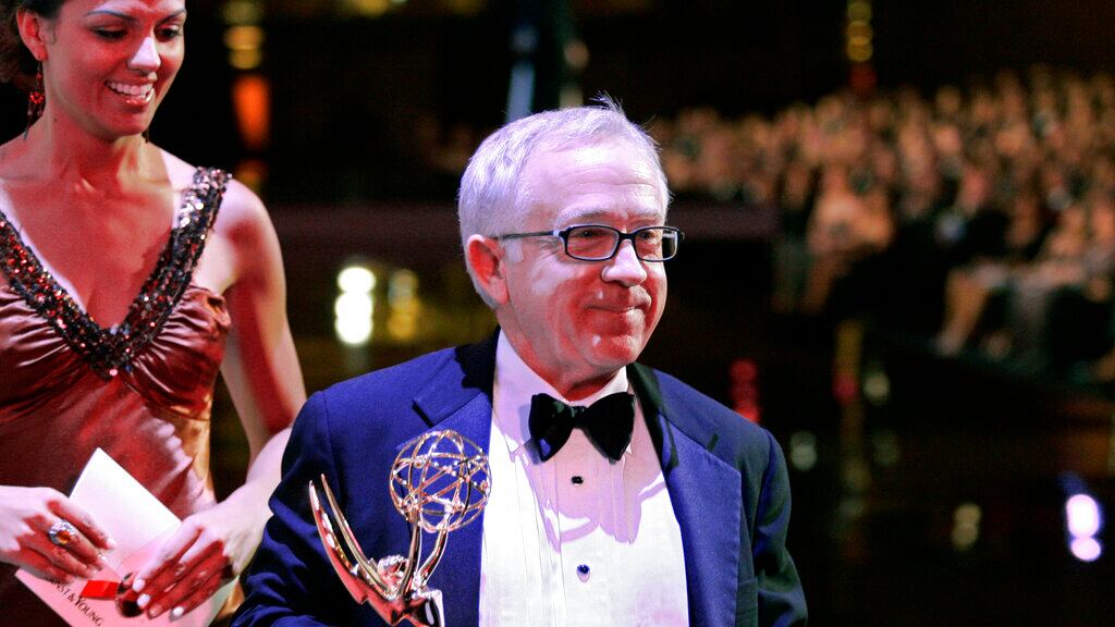 ARCHIVO - Leslie Jordan lleva su premio a actor invitado destacado en una serie de comedia, por su trabajo en "Will & Grace", fuera del escenario durante los Creative Arts Emmy Awards el 19 de agosto de 2006 en Los Ángeles. Jordan, el actor ganador de un Emmy cuyo irónico acento sureño y versatilidad lo convirtieron en una comedia y drama destacado en series de televisión como "Will & Grace" y "American Horror Story", falleció. Tenía 67 años. (Foto AP/Chris Carlson, archivo)