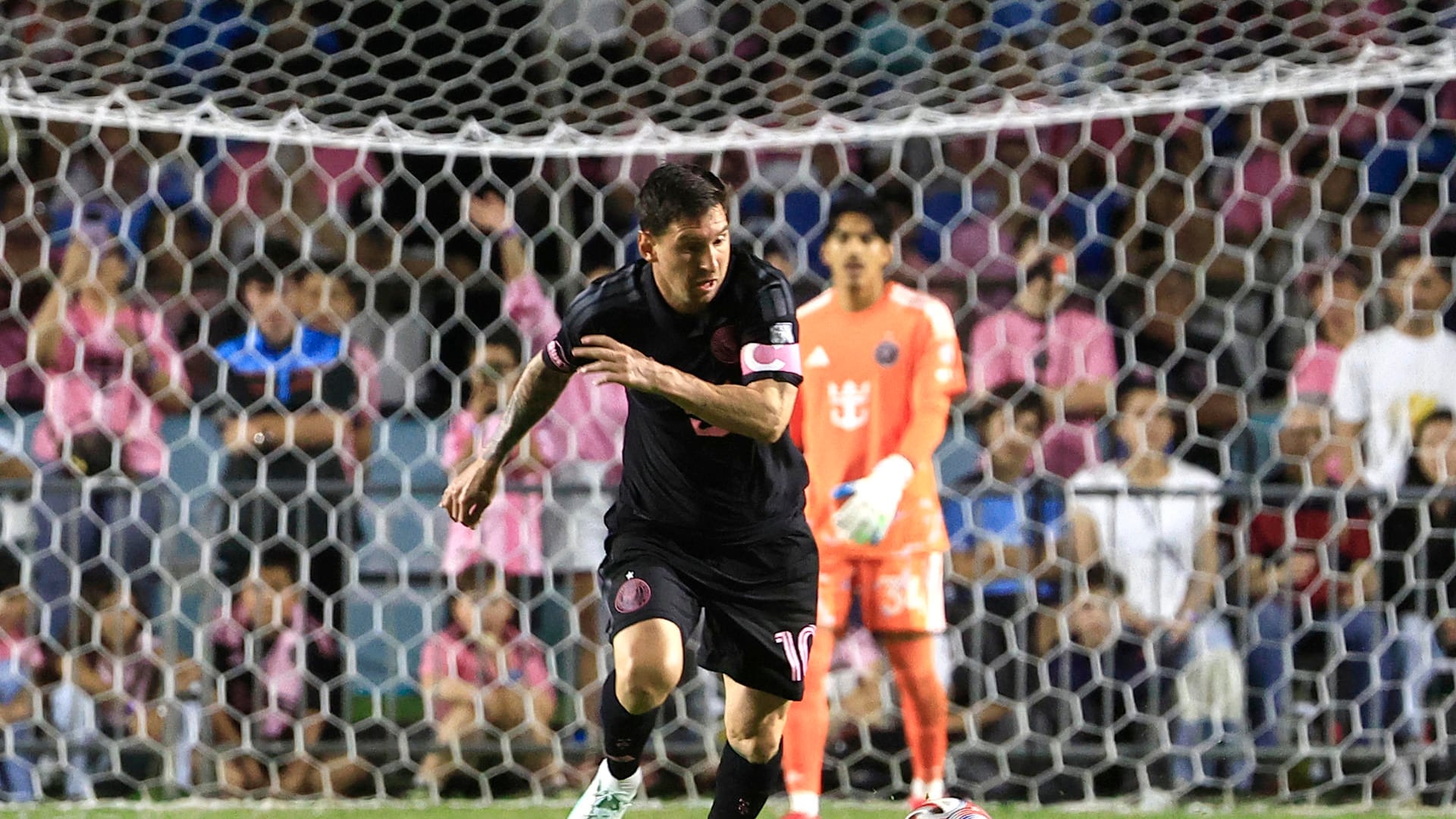 Lionel Messi controla el balón este jueves en un partido amistoso entre el Inter Miami y el Independiente del Valle en Bayamón (Puerto Rico). EFE/ Thais Llorca