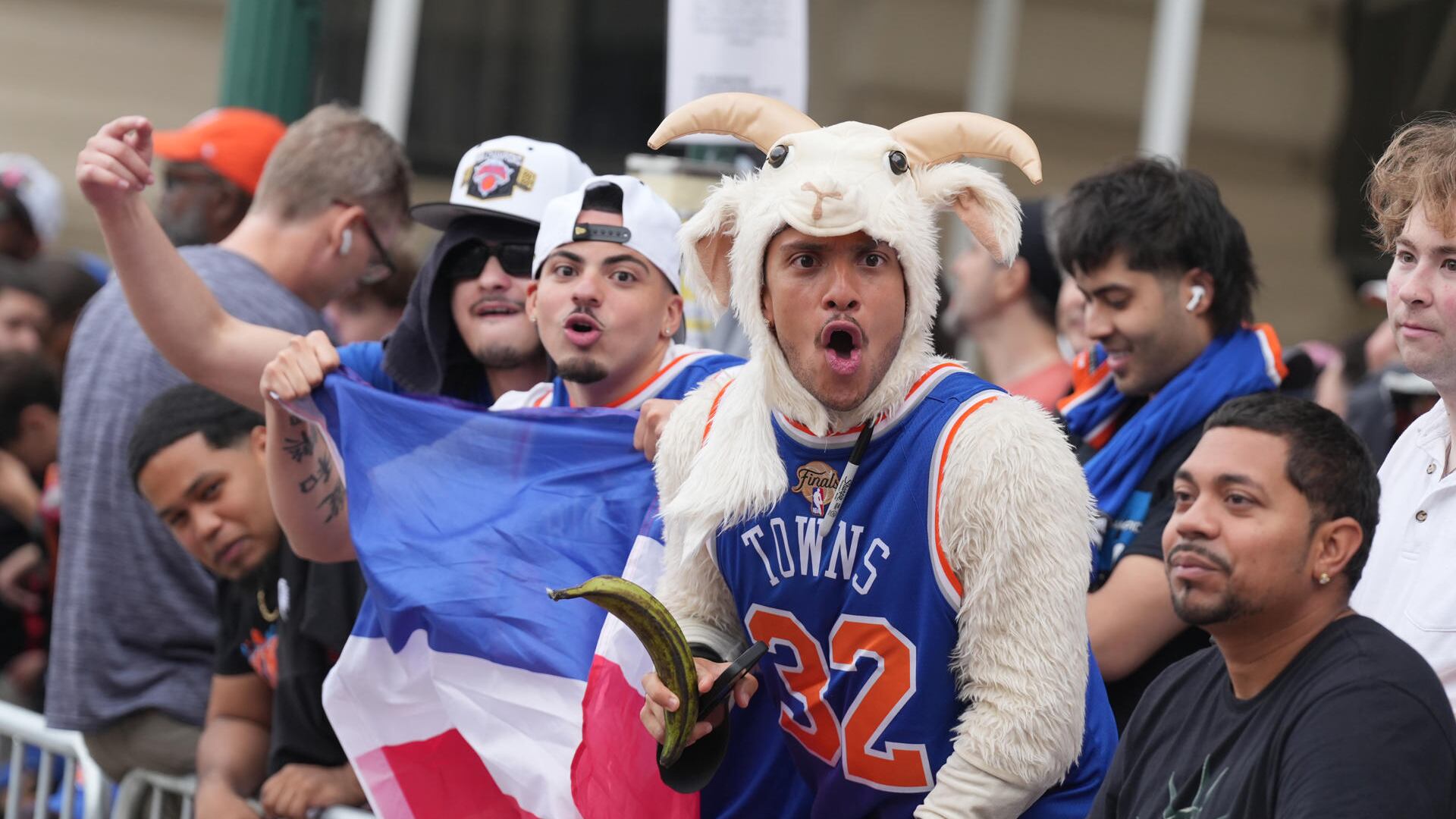 Aficionados de los Knicks de Nueva York animan este jueves, previo al desfile del equipo tras ser campeones de la NBA en Nueva York (Estados Unidos). EFE/ Ángel Colmenares