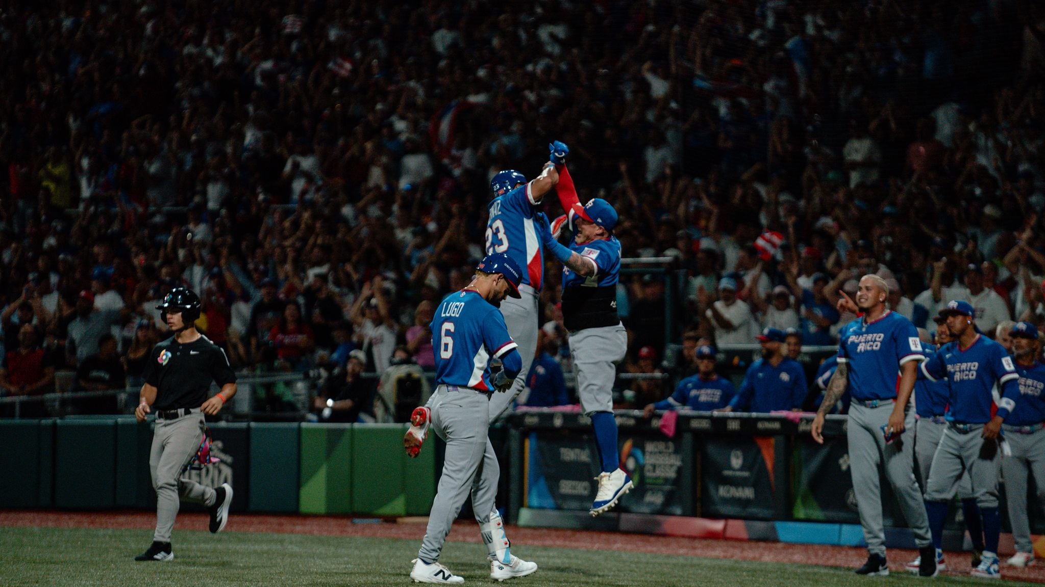 El equipo de Puerto Rico ante Colombia en el Clásico Mundial de Béisbol.