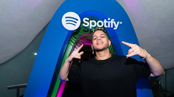 Ovy On The Drums le pone play a “Cassette 01” con Myke Towers