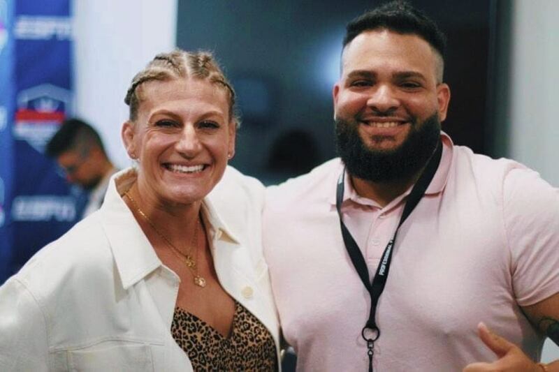 Josean Montesino de Lucha Libre Online junto a Kayla Harrison backstage en PFL.