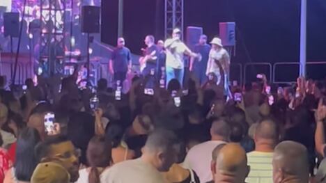 El alcalde de Aguadilla cantando junto a VIco C.