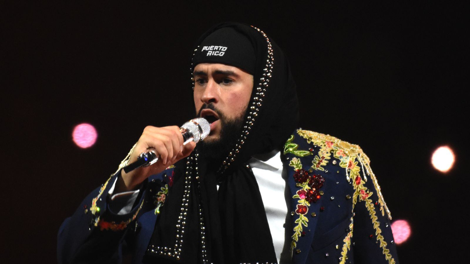 Bad Bunny cantando en la primera función del "Most Wanted Tour" en Puerto Rico